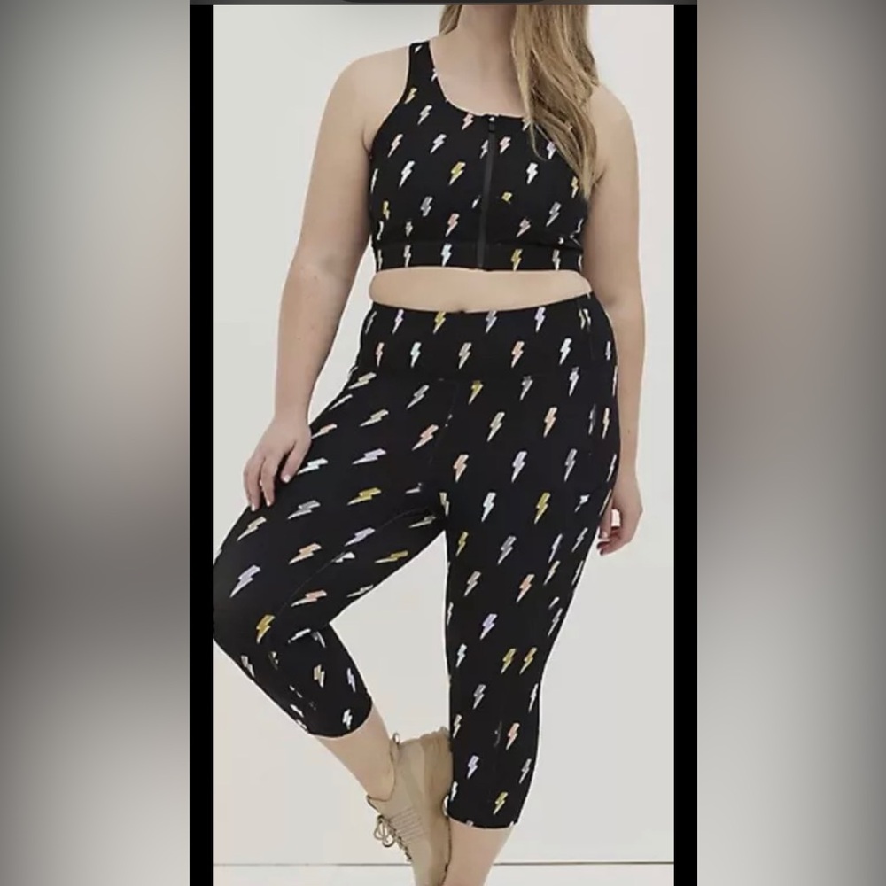 Torrid CAPRI LEGGING & Zip FT BRA PERFORMANCE CORE BOLTS BLACK size 4 Activewear